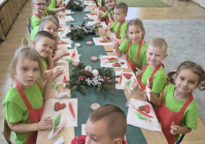 Dzieci z grupy Biedronek w trakcie warsztatów.