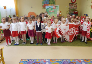 Przedszkolaki śpiewające hymn Polski