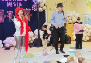 Nikola i Julka występują razem z panią i panem Maćkiem.