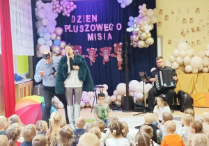 Pani z filharmonii śpiewa dla dzieci.