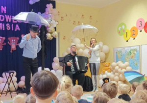 Pan Maciek i gość specjalny w deszczowej piosence.