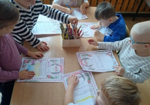 Dzieci piszą list do Mikołaja.