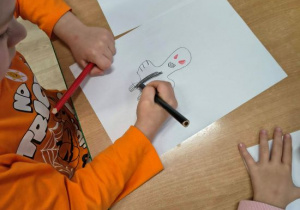 Chłopiec maluje swoją złość.