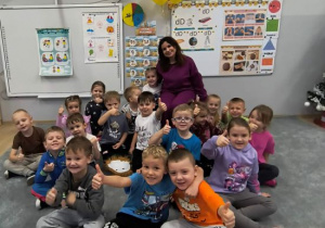 Zdjęcie grupowe dzieci z grupy Pszczółek z Panią psycholog.