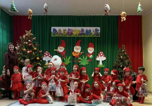 Zdjęcie grupowe dzieci z grupy Motylków z Mikołajem i Panią Anetą.