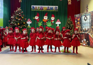 Dzieci z grupy Motylków grają na klawesach.