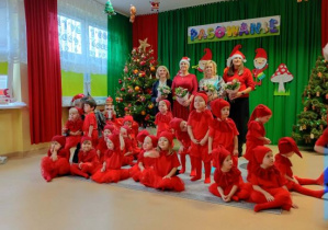 Wspólne zdjęcie dzieci z grupy Motylków , Dyrekcji oraz zaproszonych gości.