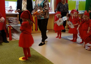 Pani Dyrektor pasuje dziewczynkę na Przedszkolaka.