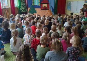 Dzieci czekają na spektakl teatralny.