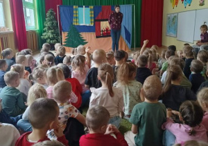 Aktorka prowadzi z dziećmi dialog.