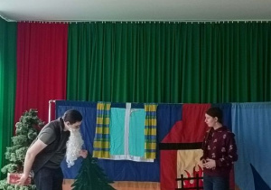 Aktorzy odgrywają swoje role.