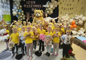 Grupa Biedronek z misiem.