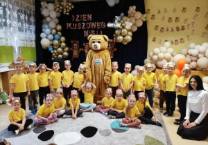 Grupa Pszczółek z misiem.