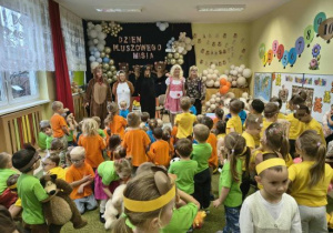 Dzieci biją brawa dla misiowych aktorów.