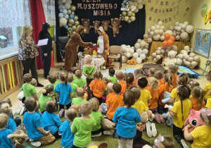 Mama miś karmi małego misia.