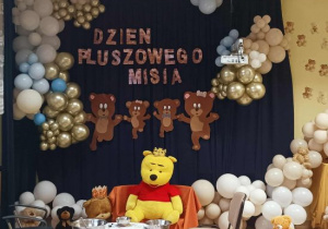 Dekoracja z okazji Dnia Pluszowego Misia.