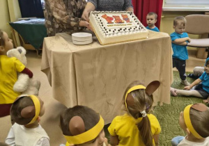 Pani Dyrektor pokazuje tort dla misia.