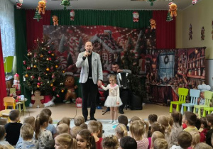 Klara występuje z Panem Maciejem na scenie.