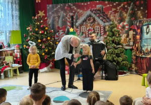 Dziewczynki występują na scenie z Panem Maciejem.