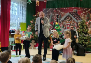 Dziewczynki trzepią poduszki w rytm muzyki.