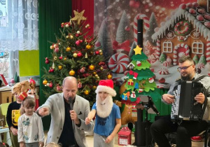 Dzieci występują w roli Mikołaja, prezentu i renifera.