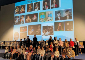 Laureaci konkursu zgromadzeni na scenie.