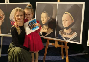 Mama i Tola na tle obrazu.