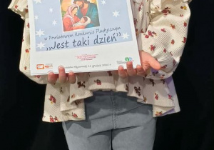 Klara prezentuje swój dyplom.