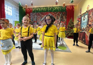 Klara, Adam i Lila recytują wiersze.