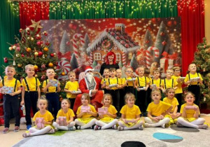 Zdjęcie grupowe dzieci z grupy Pszczółek.