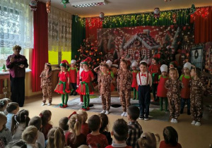 Pani Dyrektor wita społeczność przedszkolną na spotkaniu świątecznym.