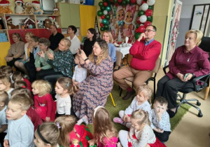 Goście zaproszeni na świąteczne spotkanie.