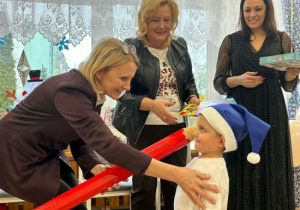 Pani Dyrektor pasuje dziecko na przedszkolaka.