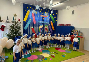 Dzieci z grupy Jeżyków występują na pasowaniu.