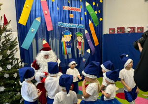 Dzieci z grupy Jeżyków odwiedził Mikołaj.