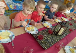 Dzieci jedzą świąteczny posiłek.