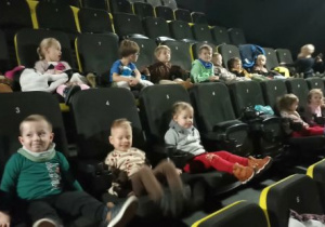 Dzieci z grupy Jezyków siedzą na widowni w kinie.