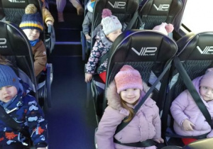 Dzieci jadą w autobusie w drodze do kina.