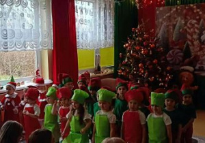 Dzieci w świątecznych przebraniach występują w przedstawieniu.