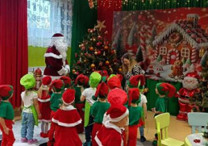 Dzieci razem z Panią witają Mikołaja.