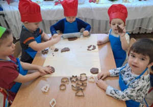 Dzieci przygotowują pierniki.