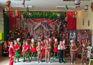 Dzieci z grupy Biedronek w świątecznych przebraniach występują w przedstawieniu