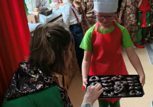 Basia częstuje personel piernikami