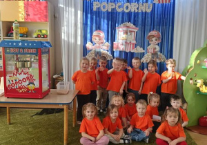 Zdjęcie grupowe dzieci z grupy Wiewiórek w dniu Popcornu.