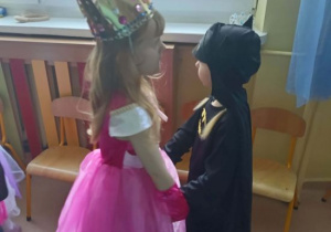 Dzieci tańczą w parze na balu.