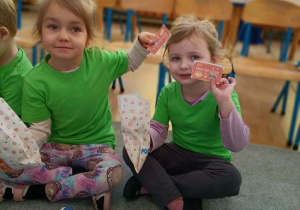 Dziewczynki z grupy Jeżyków pokazują bilety do kina.