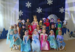 Zdjęcie grupowe dzieci z grupy Wiewiórek na balu karnawałowym.