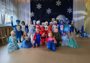 Zdjęcie grupowe dzieci z grupy Pszczółek na balu karnawałowym.