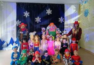 Zdjęcie grupowe dzieci z grupy Jeżyków na balu karnawałowym