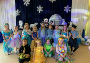 Zdjęcie grupowe dziewczynek z grupy Biedronek w strojach karnawałowych.
